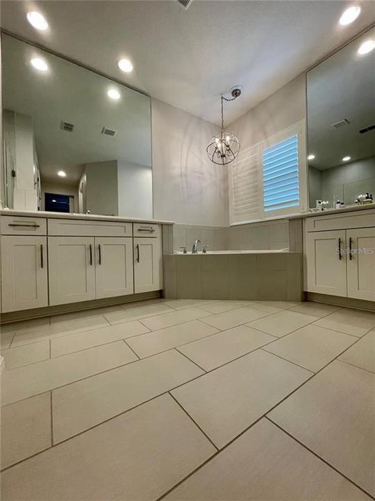 出租: $4,500 (4 贝兹, 2 浴室, 2680 平方英尺)