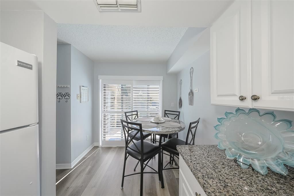 待售: $290,000 (2 贝兹, 2 浴室, 1226 平方英尺)