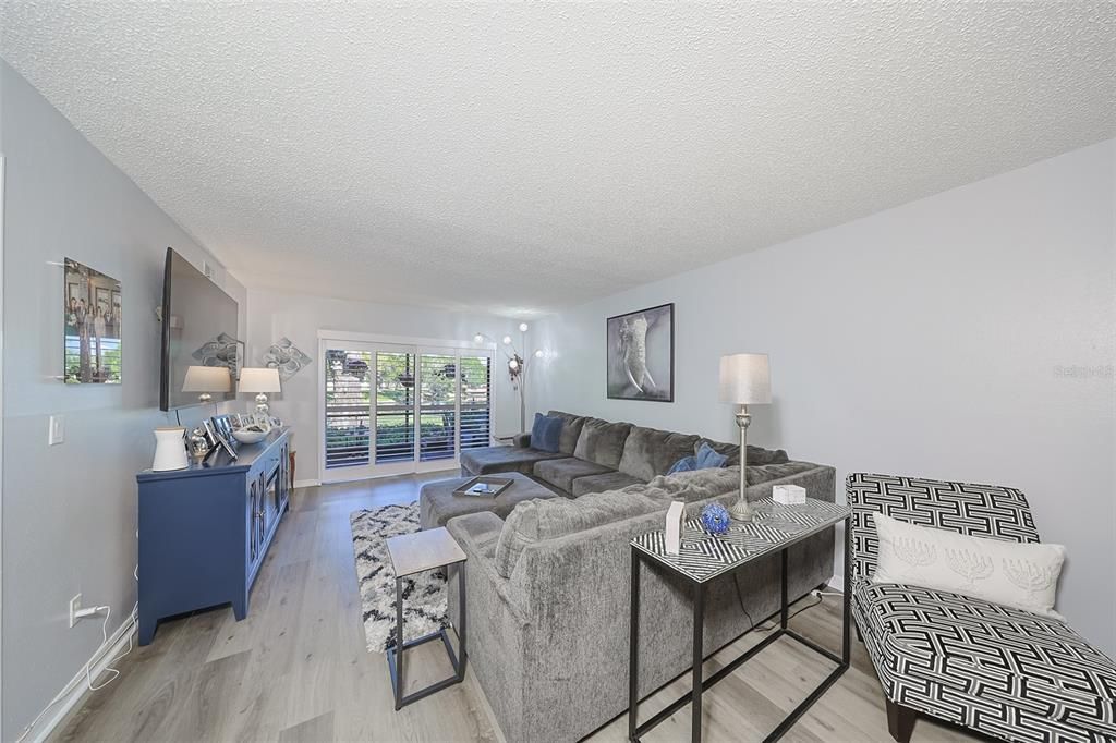 待售: $290,000 (2 贝兹, 2 浴室, 1226 平方英尺)