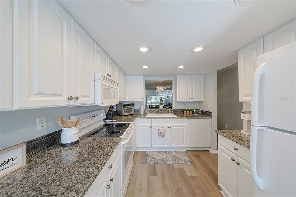 待售: $290,000 (2 贝兹, 2 浴室, 1226 平方英尺)