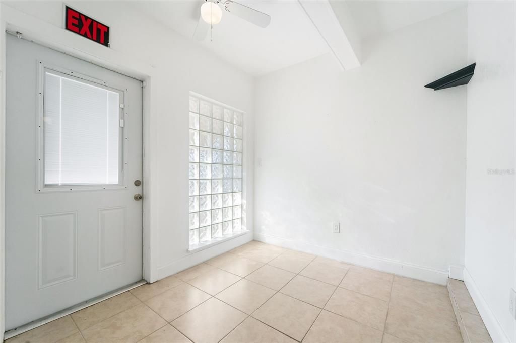 For Rent: $2,799 (2 beds, 1 baths, 1522 Square Feet)