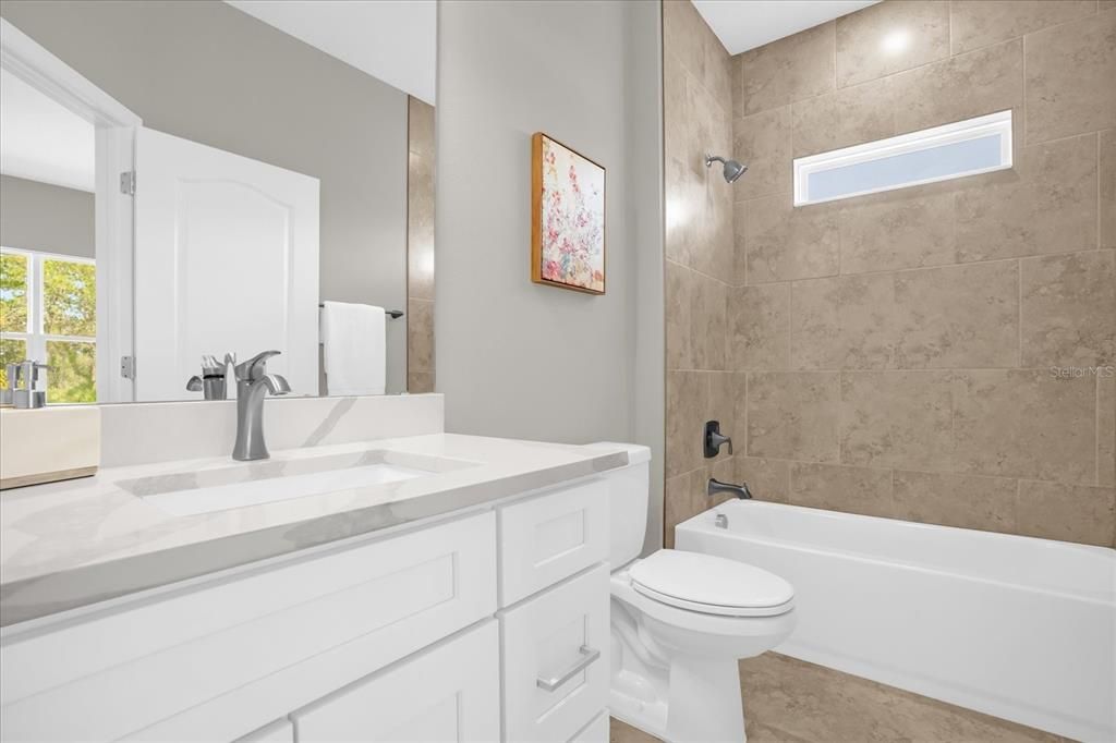 合同活跃: $379,900 (4 贝兹, 3 浴室, 1990 平方英尺)