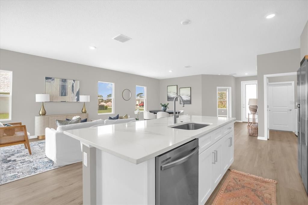 合同活跃: $379,900 (4 贝兹, 3 浴室, 1990 平方英尺)