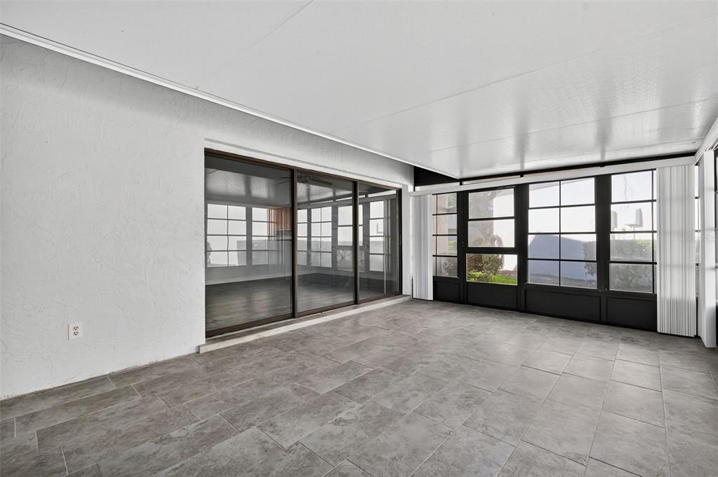 For Sale: $265,000 (2 beds, 2 baths, 1060 Square Feet)