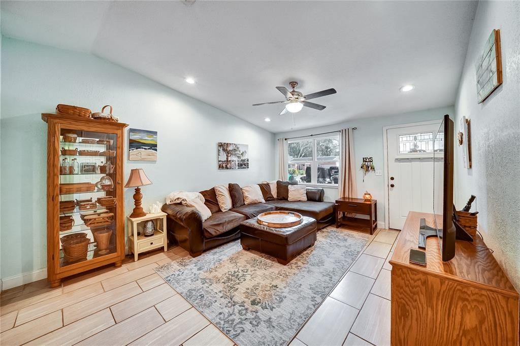 For Sale: $369,000 (3 beds, 2 baths, 1184 Square Feet)