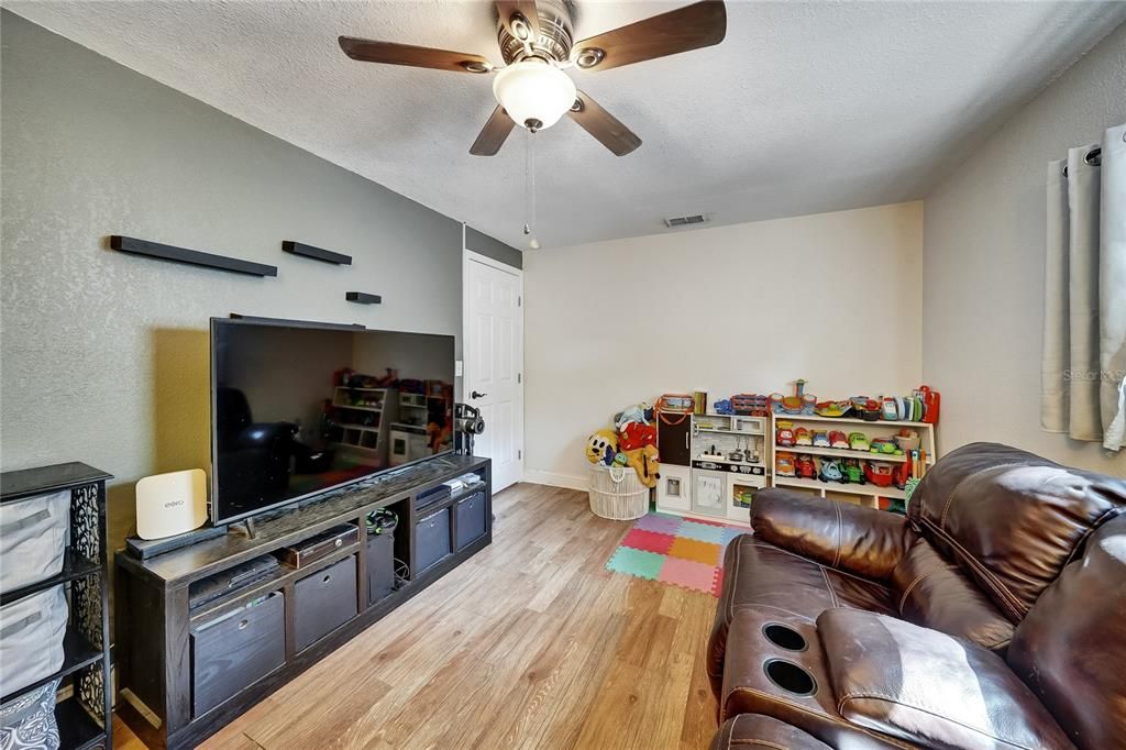 For Sale: $369,000 (3 beds, 2 baths, 1184 Square Feet)