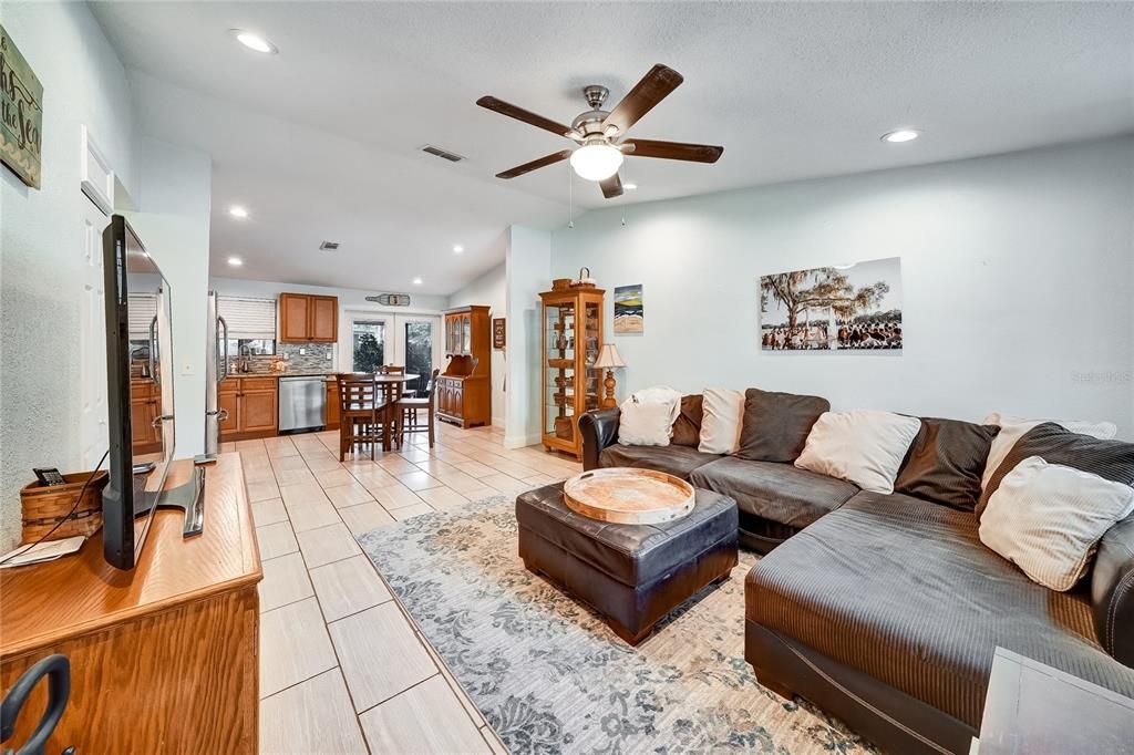 For Sale: $369,000 (3 beds, 2 baths, 1184 Square Feet)