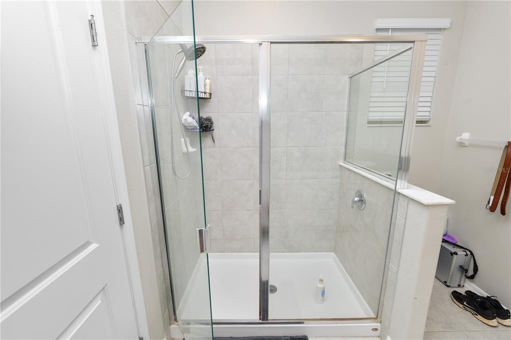 For Sale: $449,900 (5 beds, 3 baths, 2492 Square Feet)