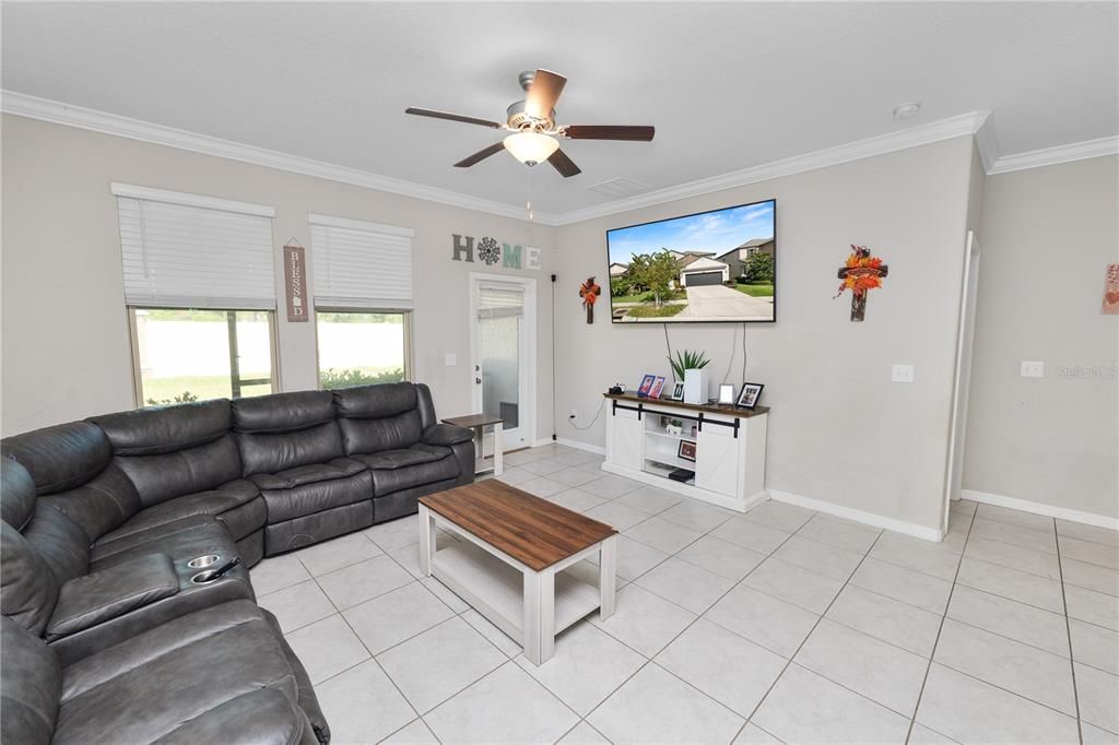 For Sale: $449,900 (5 beds, 3 baths, 2492 Square Feet)