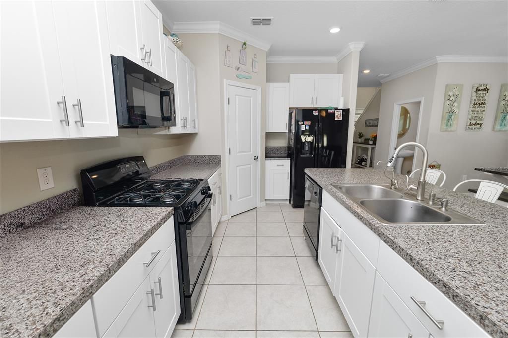 For Sale: $449,900 (5 beds, 3 baths, 2492 Square Feet)