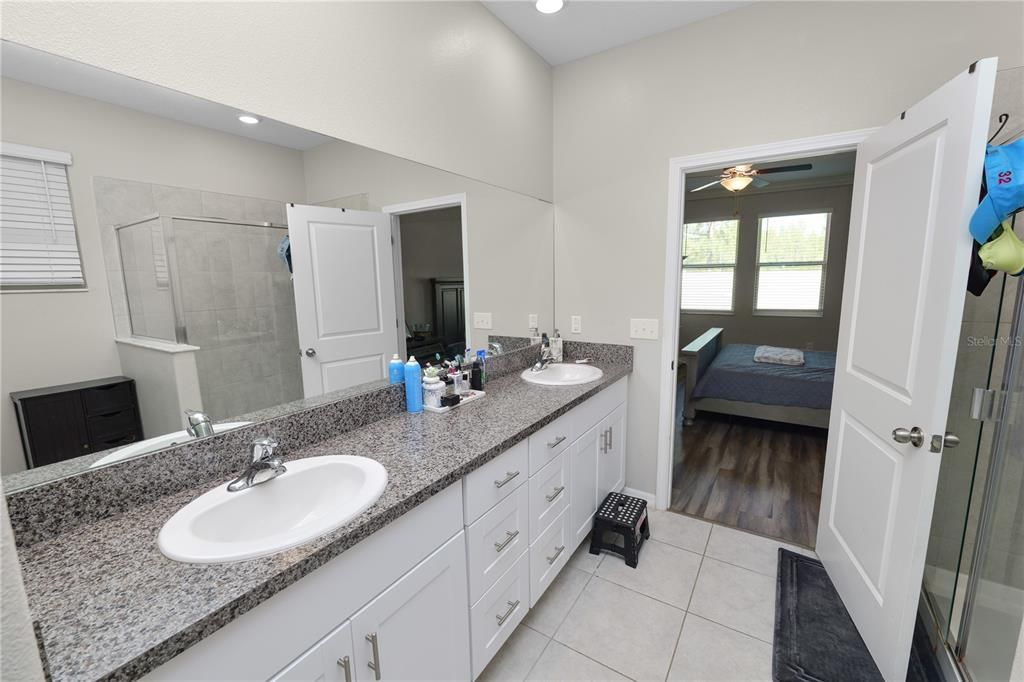 For Sale: $449,900 (5 beds, 3 baths, 2492 Square Feet)