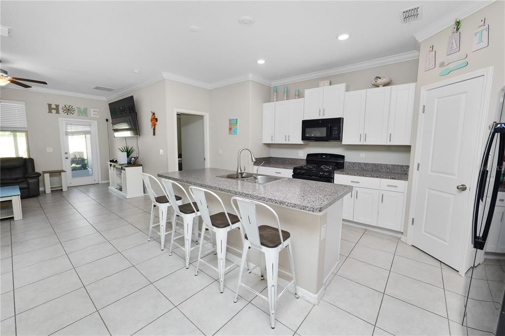 For Sale: $449,900 (5 beds, 3 baths, 2492 Square Feet)