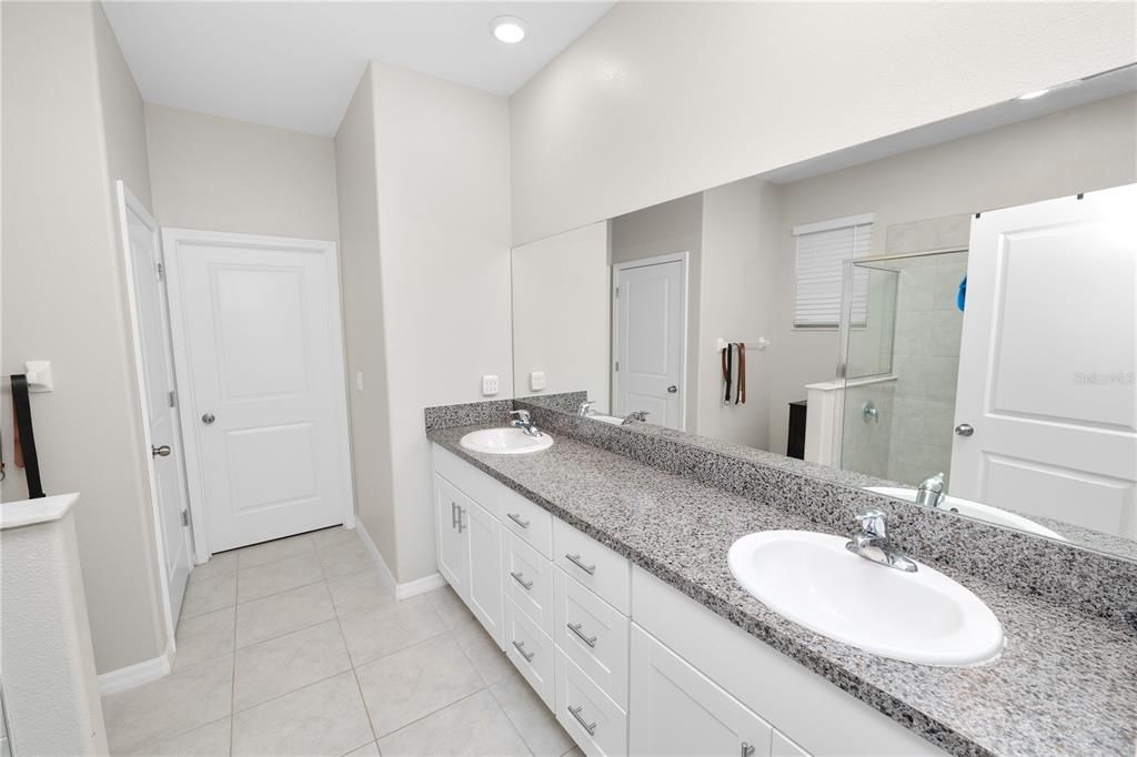 For Sale: $449,900 (5 beds, 3 baths, 2492 Square Feet)