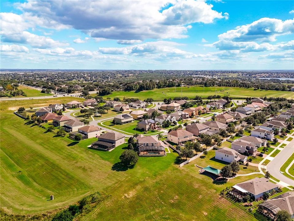 合同活跃: $965,000 (5 贝兹, 5 浴室, 4483 平方英尺)