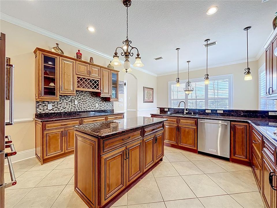 合同活跃: $965,000 (5 贝兹, 5 浴室, 4483 平方英尺)