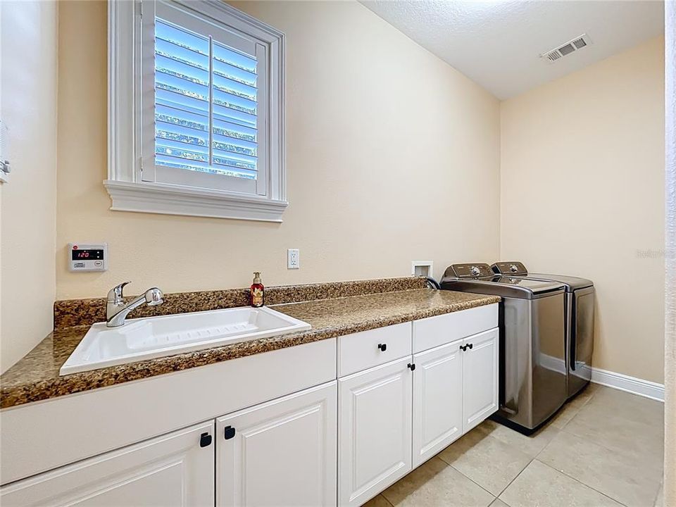 合同活跃: $965,000 (5 贝兹, 5 浴室, 4483 平方英尺)