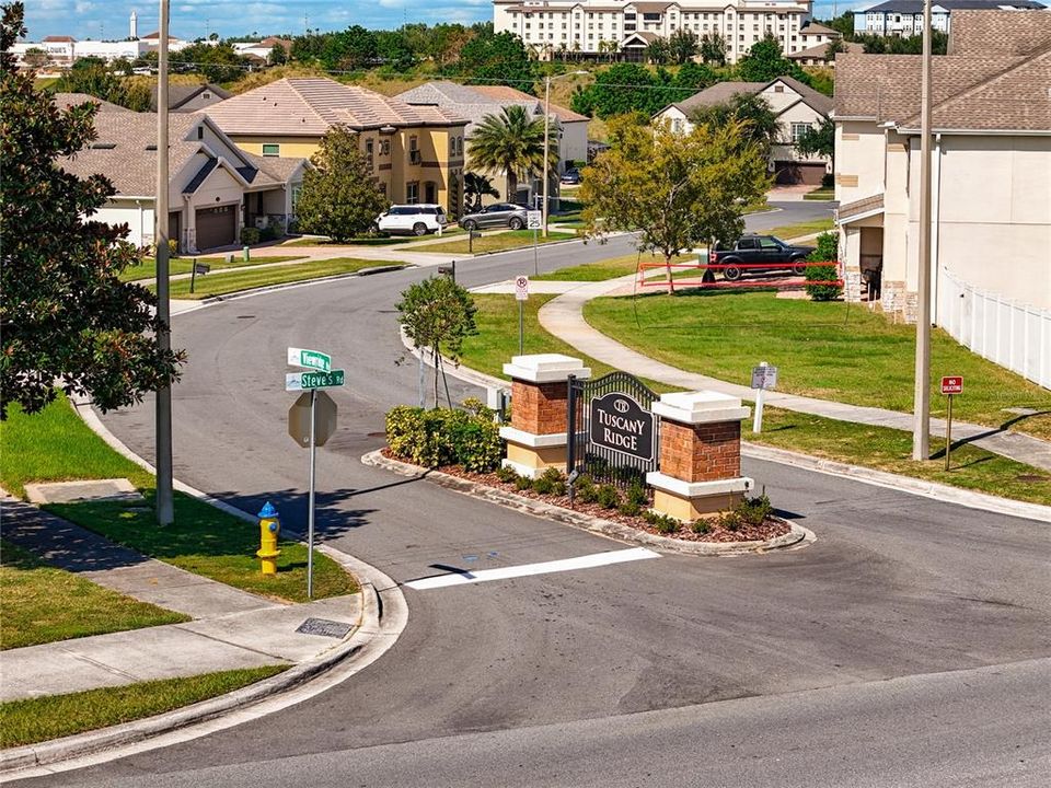 合同活跃: $965,000 (5 贝兹, 5 浴室, 4483 平方英尺)