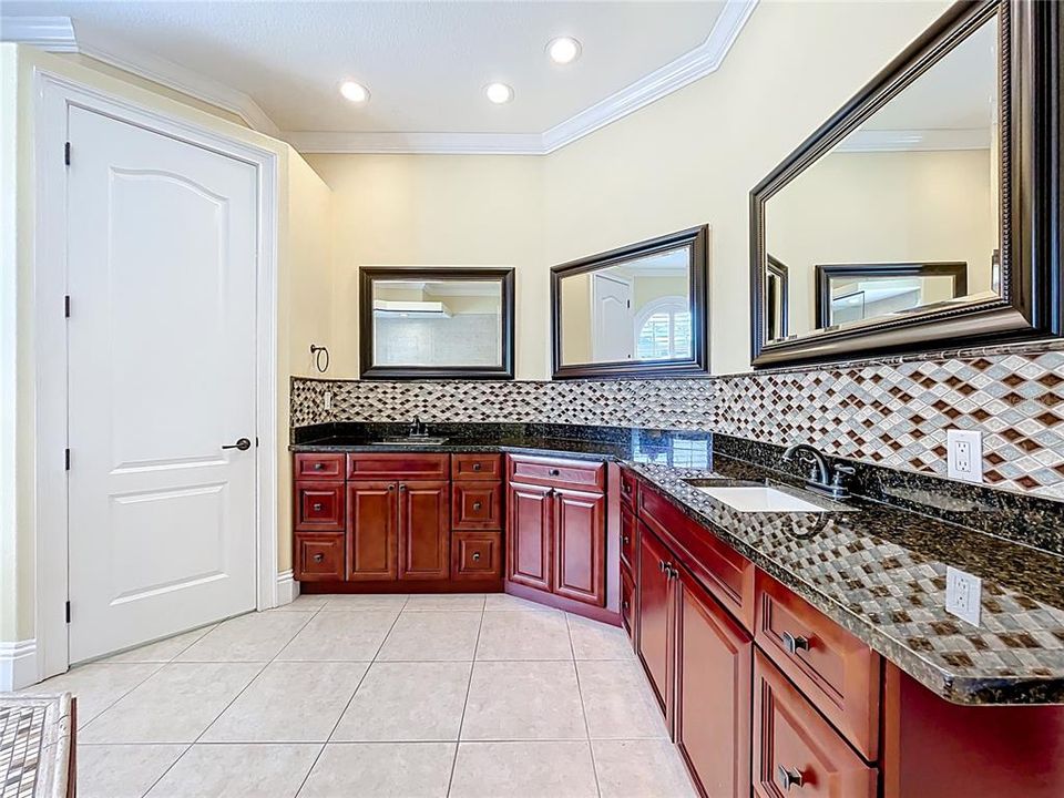 合同活跃: $965,000 (5 贝兹, 5 浴室, 4483 平方英尺)