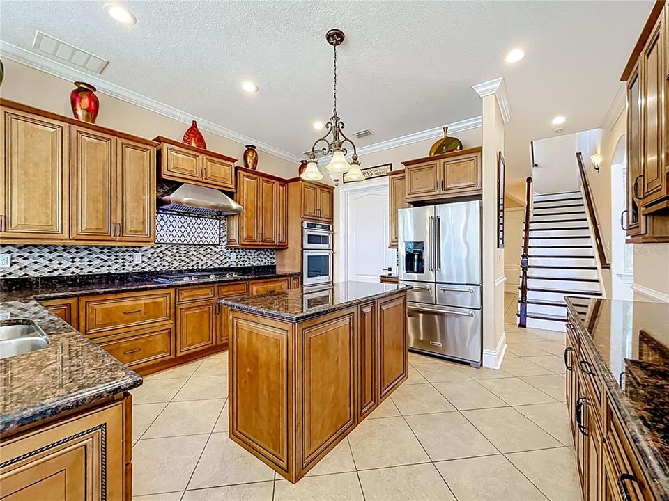 合同活跃: $965,000 (5 贝兹, 5 浴室, 4483 平方英尺)