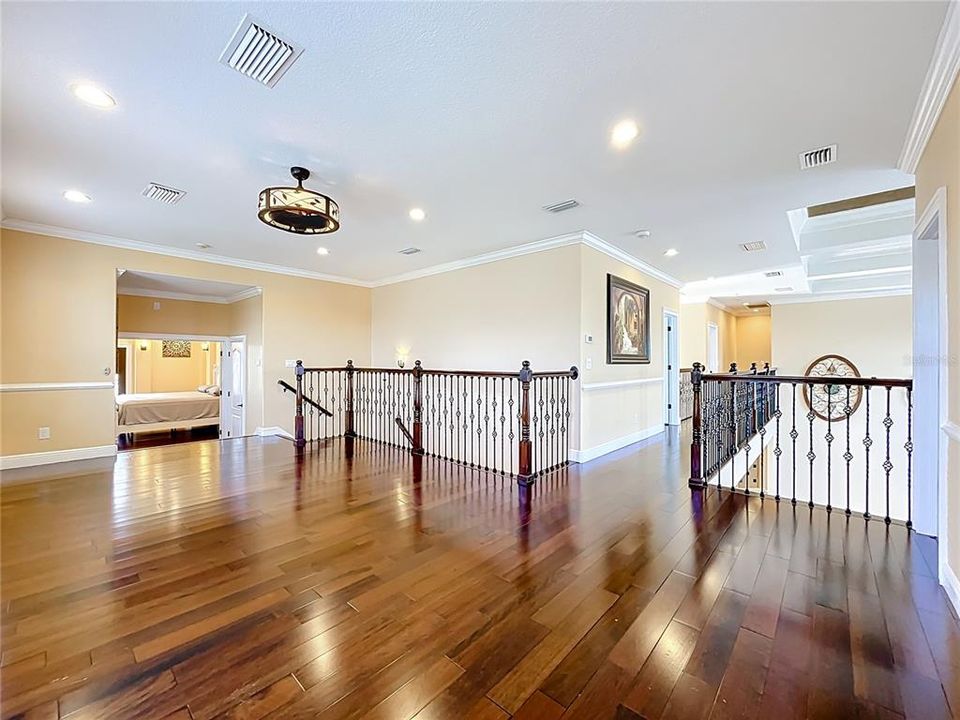 合同活跃: $965,000 (5 贝兹, 5 浴室, 4483 平方英尺)