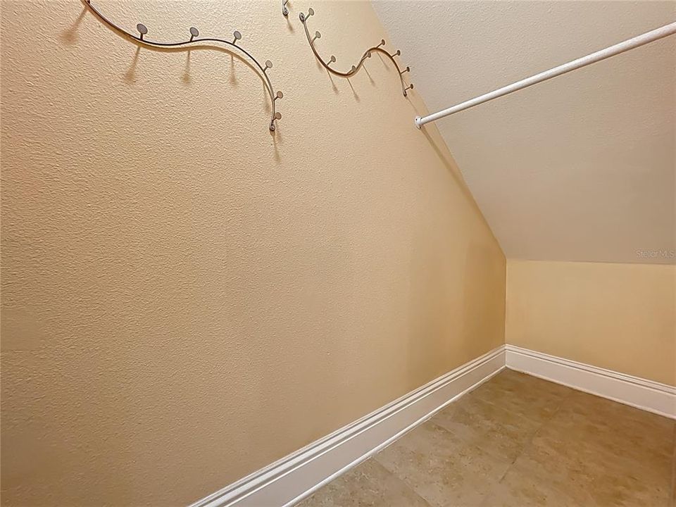 合同活跃: $965,000 (5 贝兹, 5 浴室, 4483 平方英尺)