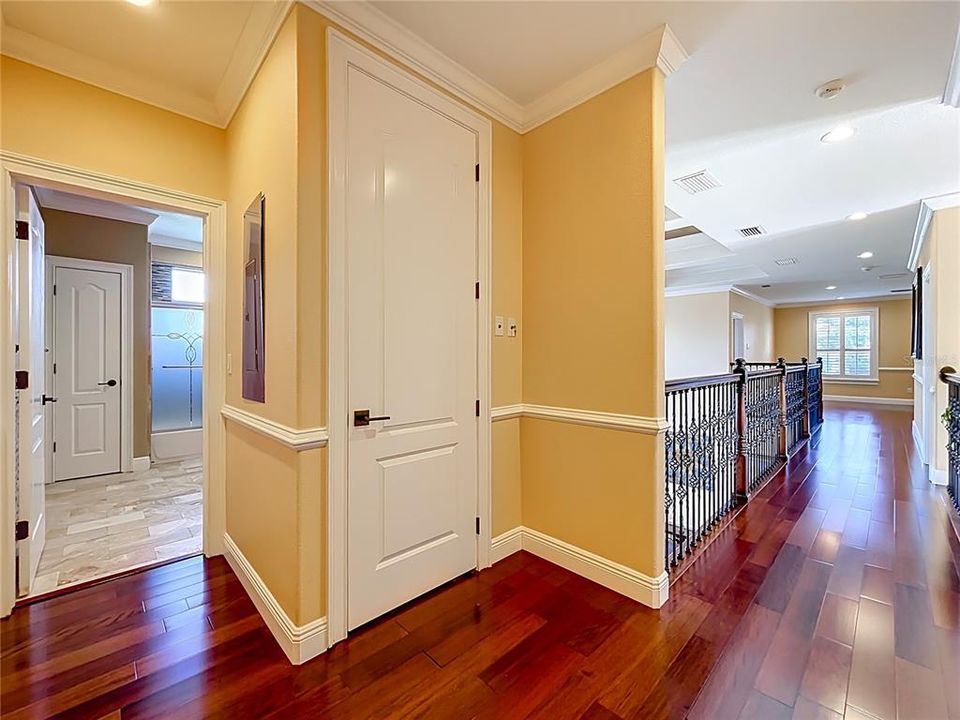 合同活跃: $965,000 (5 贝兹, 5 浴室, 4483 平方英尺)