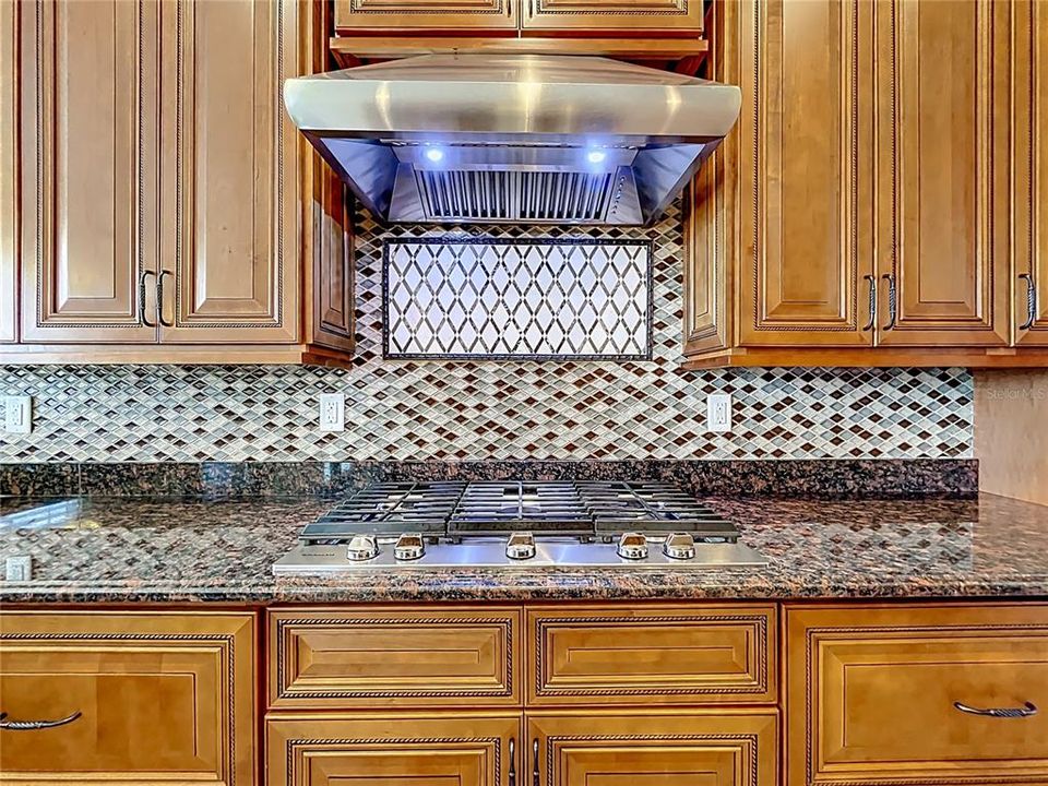 合同活跃: $965,000 (5 贝兹, 5 浴室, 4483 平方英尺)