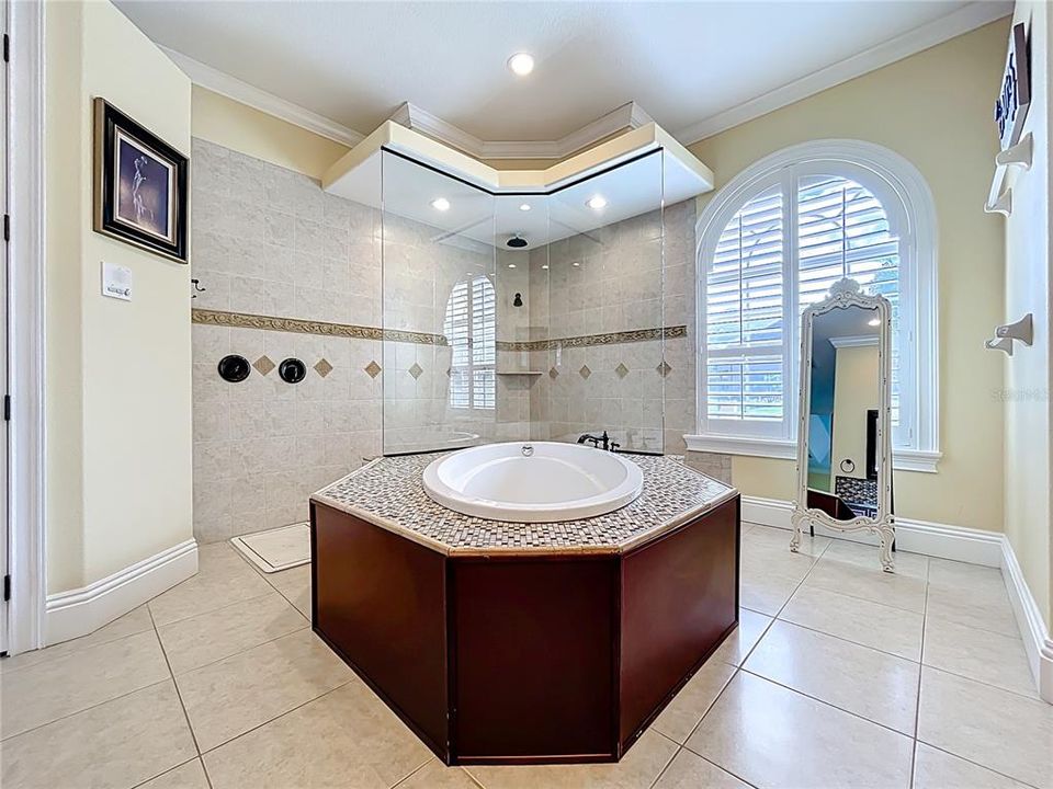 合同活跃: $965,000 (5 贝兹, 5 浴室, 4483 平方英尺)