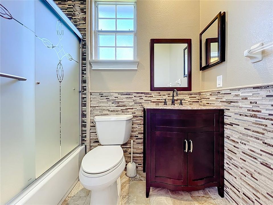 合同活跃: $965,000 (5 贝兹, 5 浴室, 4483 平方英尺)