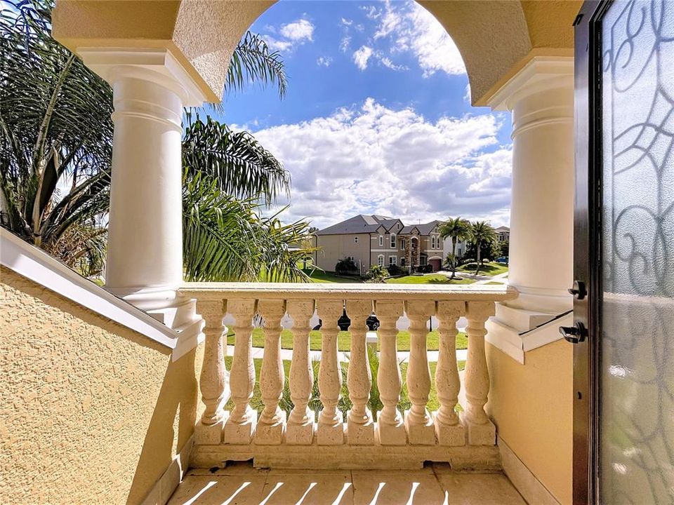 合同活跃: $965,000 (5 贝兹, 5 浴室, 4483 平方英尺)