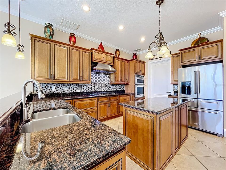 合同活跃: $965,000 (5 贝兹, 5 浴室, 4483 平方英尺)