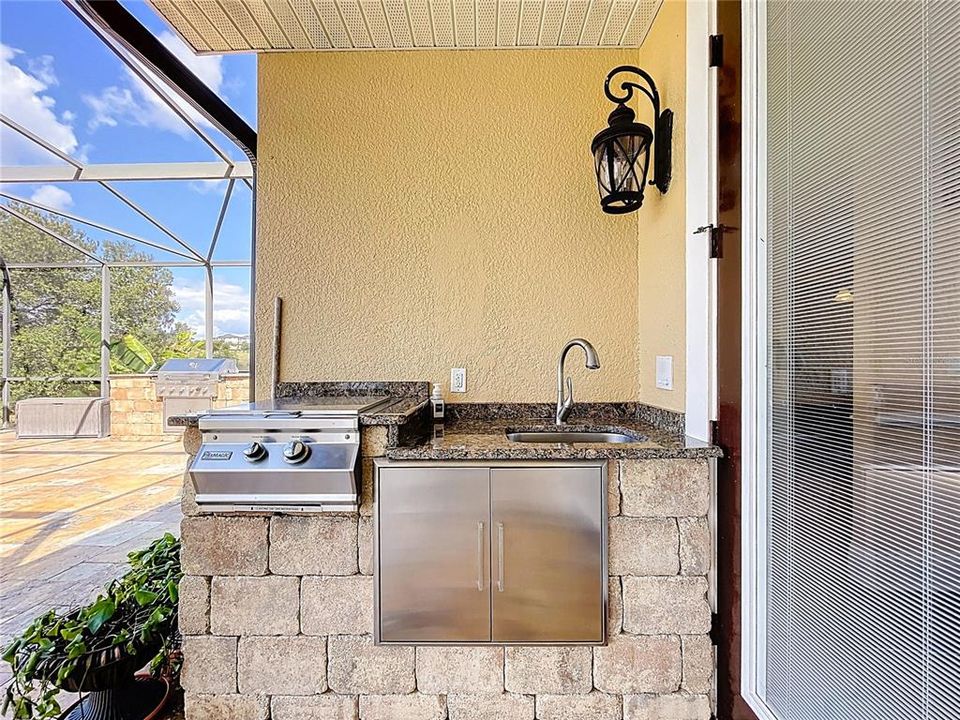 合同活跃: $965,000 (5 贝兹, 5 浴室, 4483 平方英尺)