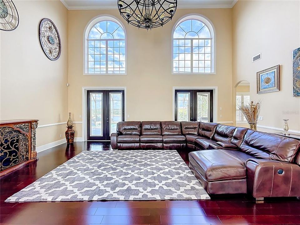 合同活跃: $965,000 (5 贝兹, 5 浴室, 4483 平方英尺)