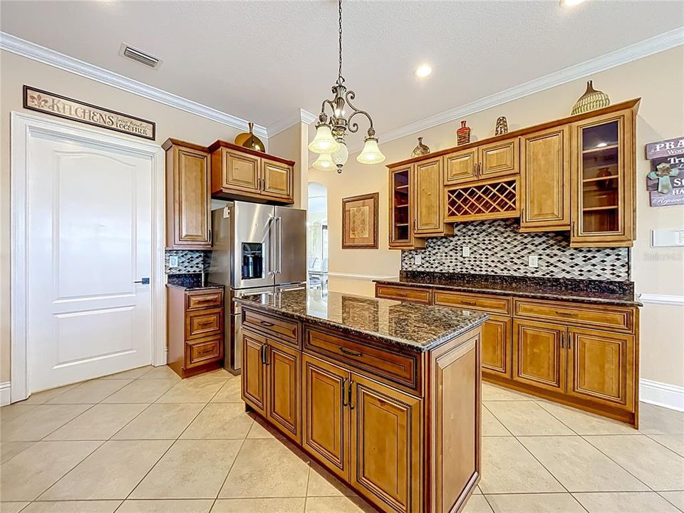 合同活跃: $965,000 (5 贝兹, 5 浴室, 4483 平方英尺)