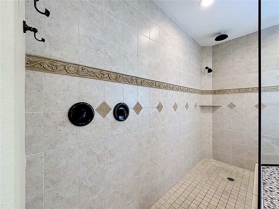 合同活跃: $965,000 (5 贝兹, 5 浴室, 4483 平方英尺)