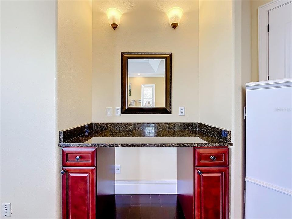 合同活跃: $965,000 (5 贝兹, 5 浴室, 4483 平方英尺)