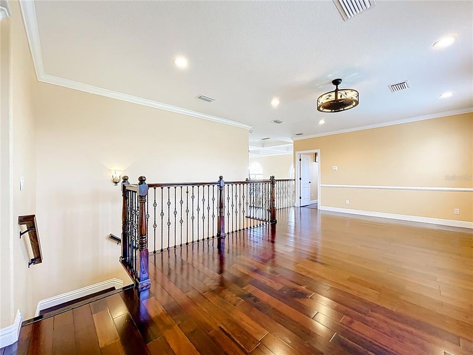 合同活跃: $965,000 (5 贝兹, 5 浴室, 4483 平方英尺)