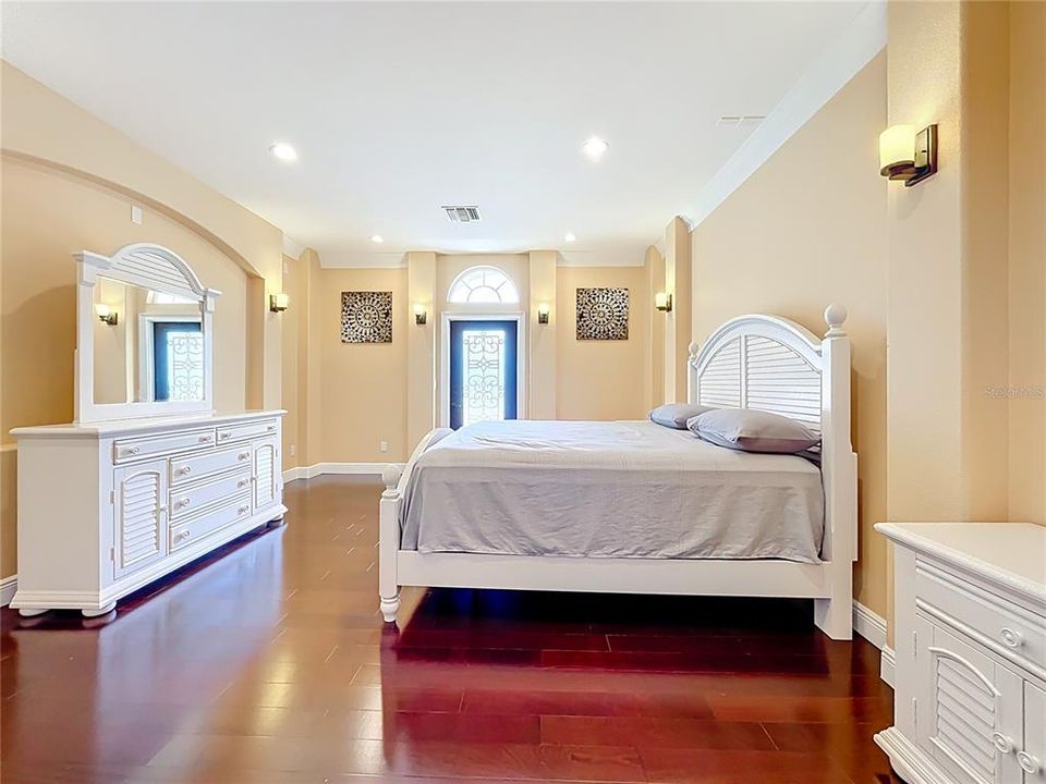 合同活跃: $965,000 (5 贝兹, 5 浴室, 4483 平方英尺)