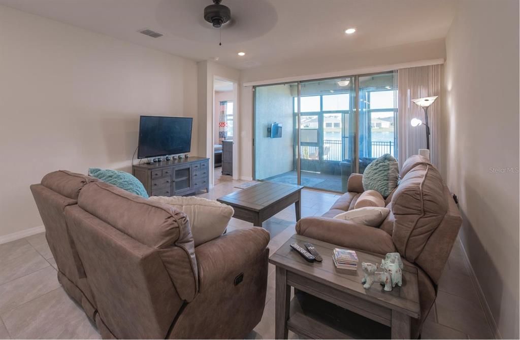 На продажу: $319,999 (2 спален, 2 ванн, 1627 Квадратных фут)