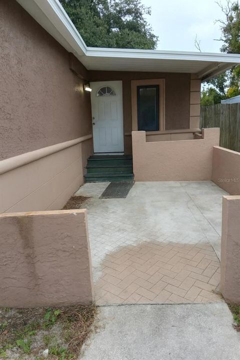 合同活跃: $112,500 (2 贝兹, 2 浴室, 660 平方英尺)