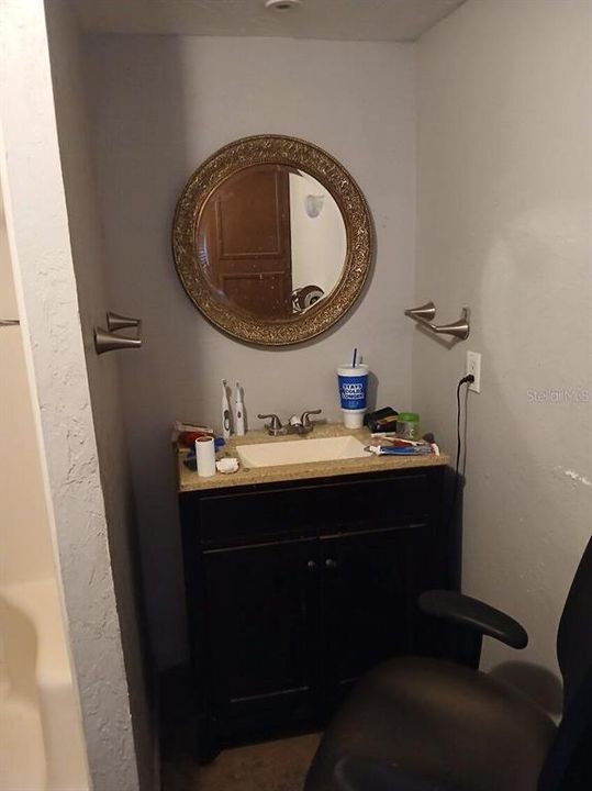 合同活跃: $112,500 (2 贝兹, 2 浴室, 660 平方英尺)