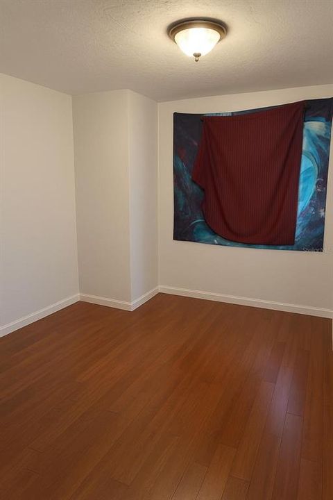 合同活跃: $112,500 (2 贝兹, 2 浴室, 660 平方英尺)