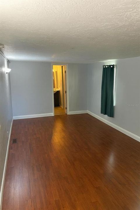 合同活跃: $112,500 (2 贝兹, 2 浴室, 660 平方英尺)