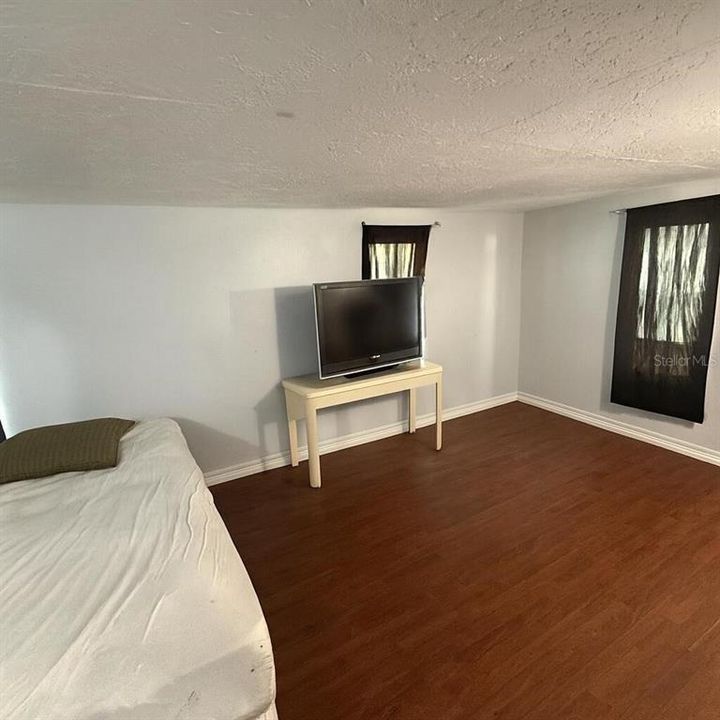 合同活跃: $112,500 (2 贝兹, 2 浴室, 660 平方英尺)