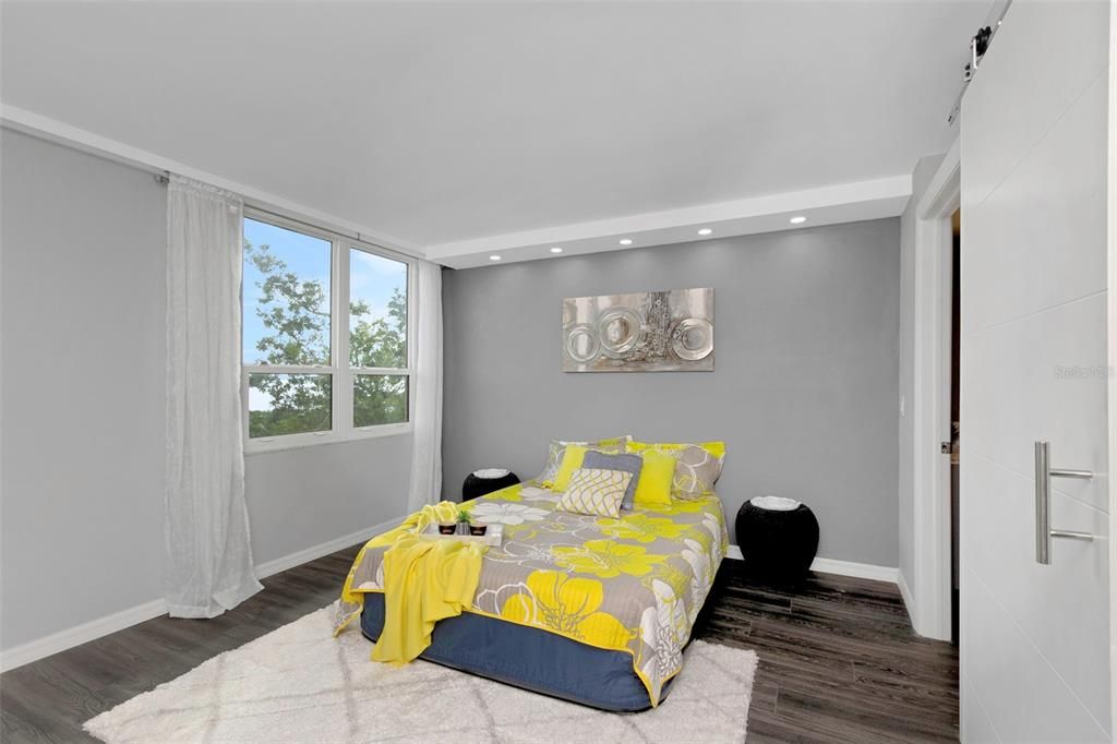 For Sale: $299,000 (2 beds, 2 baths, 1050 Square Feet)