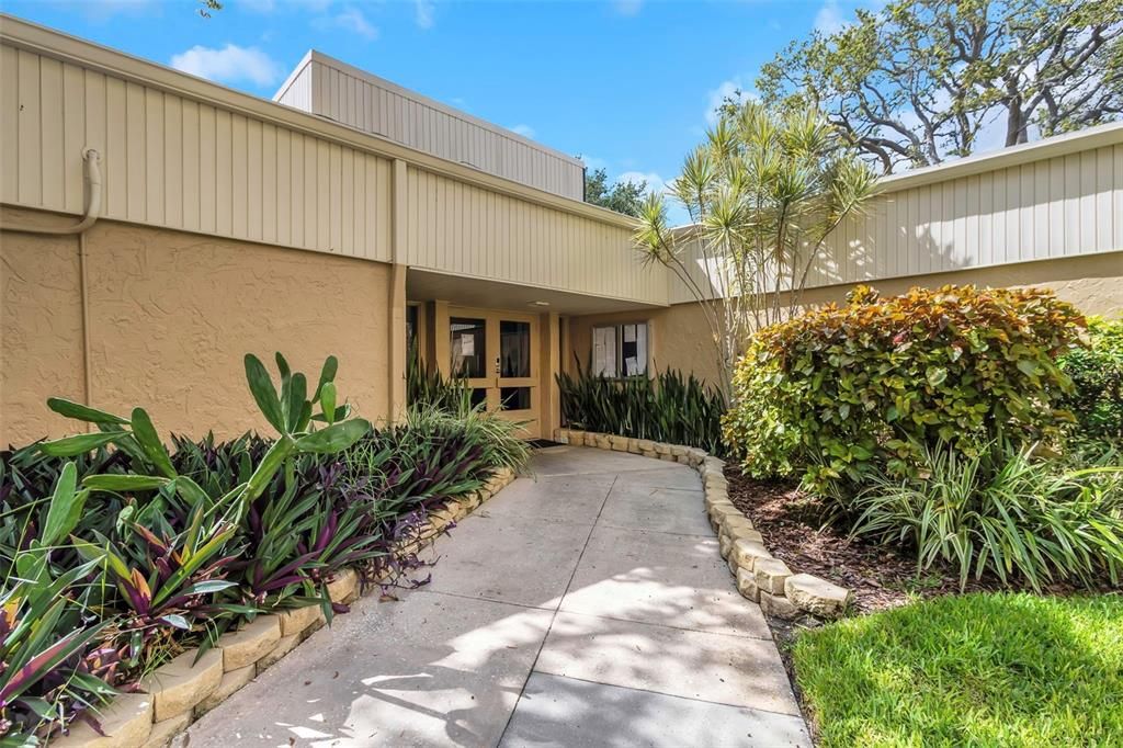 For Sale: $299,000 (2 beds, 2 baths, 1050 Square Feet)