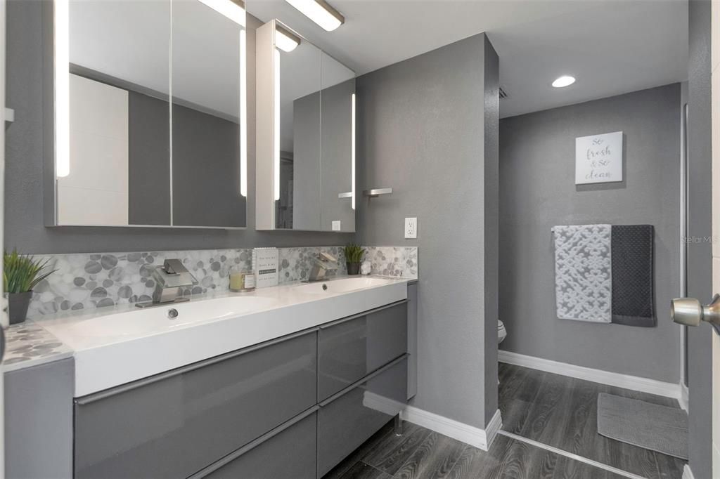 For Sale: $299,000 (2 beds, 2 baths, 1050 Square Feet)