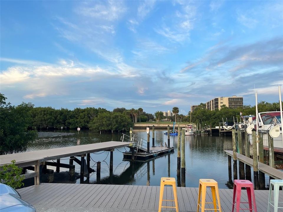 For Sale: $299,000 (2 beds, 2 baths, 1050 Square Feet)