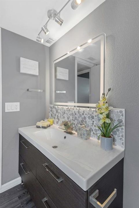 For Sale: $299,000 (2 beds, 2 baths, 1050 Square Feet)