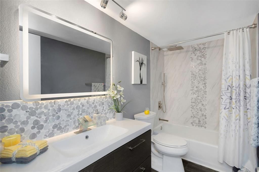 For Sale: $299,000 (2 beds, 2 baths, 1050 Square Feet)